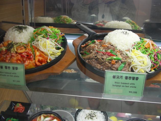 オススメのプルコギ鉄板丼（右側）